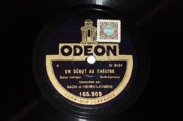 Une image contenant texte, cercle, Vinyle, �tiquette

Description g�n�r�e automatiquement