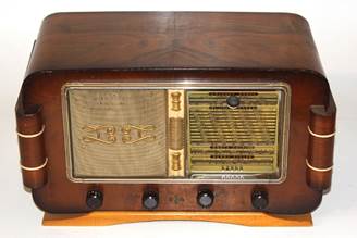 Une image contenant Radio, intérieur, en bois, radio réveil

Description générée automatiquement